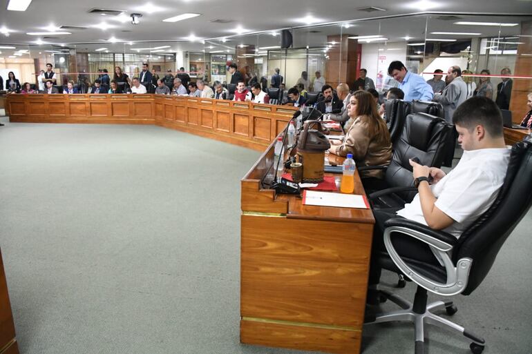 En la sesión ordinaria de hoy de la Junta Municipal Asunción, el concejal Álvaro Grau presentó un proyecto para la creación de una comisión de control.