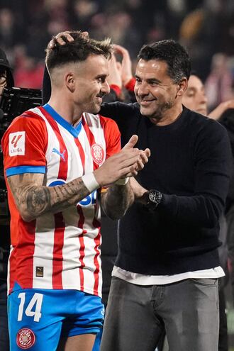 GIRONA, 03/01/2024.- El técnico del Girona, Michel, celebra con su jugador, el centrocampista Aleix García, la victoria de su equipo a la finalización del encuentro correspondiente a la jornada 19 de LaLiga EA Sports que Girona y Atlético de Madrid han disputado hoy miércoles en el estadio Montilivi, en Girona. EFE / David Borrat.
