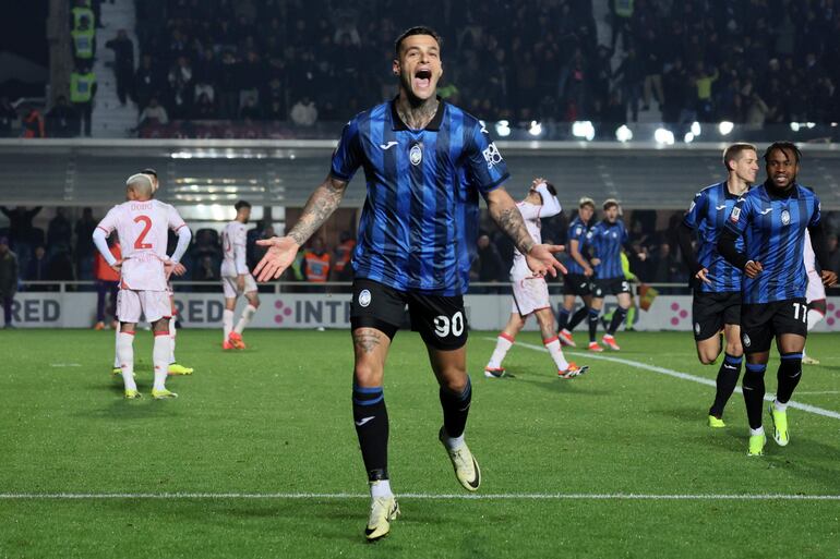 Bergamo (Italy), 24/04/2024.- Atalanta's Gianluca Scamacca celebrates after scoring the 2-1 during the Coppa Italia semi-final 2nd leg soccer match Atalanta BC vs ACF Fiorentina at Gewiss Stadium in Bergamo, Italy, 24 April 2024. (Italia) EFE/EPA/MICHELE MARAVIGLIA
