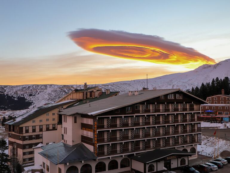 Nubes lenticulares naranjas, Turquía.