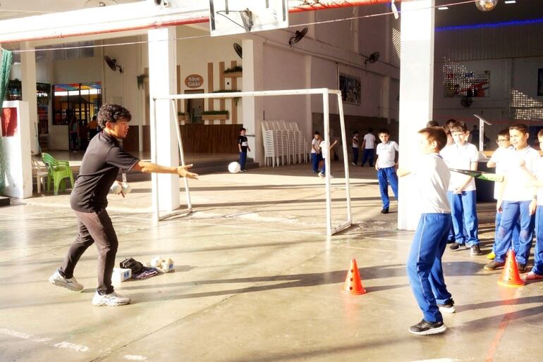 Tras las explicaciones de las reglas, el Mag. Lic. Kazu Shinohara, Voluntario de la Agencia de Cooperación Internacional del Japó (JICA) arrancó las primeras prácticas con los alumnos.