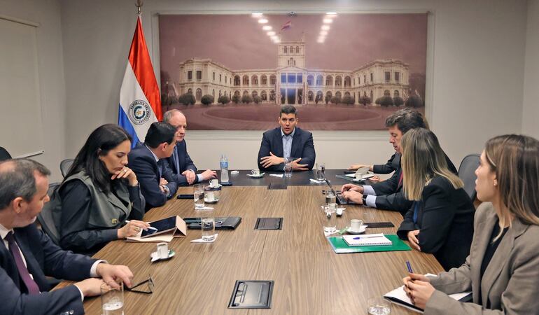 El presidente Santiago Peña en reunión con su equipo económico. Tras el encuentro anunció que Paraguay solicita el arbitraje del conflicto en la Hidrovía Paraguay-Paraná.