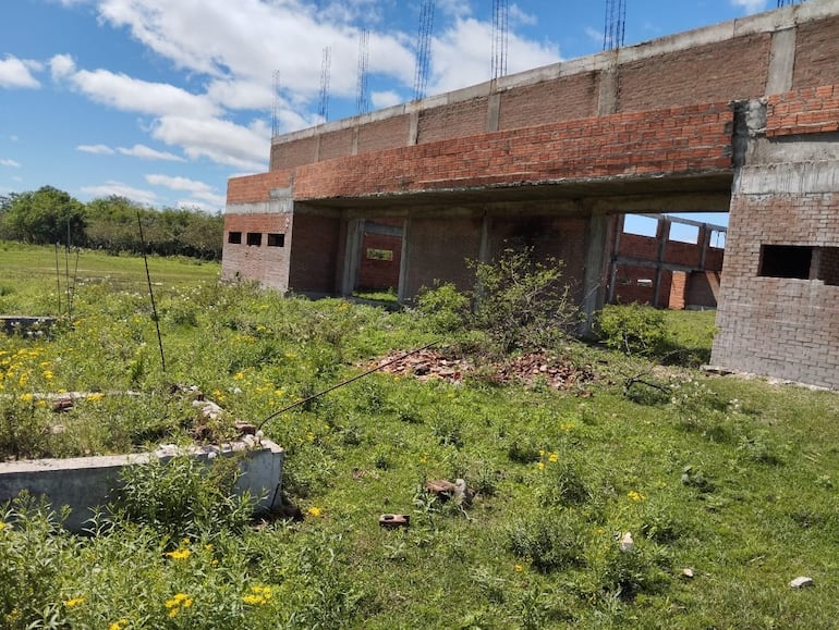 La construcción del polideportivo quedó paralizada en la localidad de San Rafael, distrito de Tacuaras, a pesar de que la Gobernación de Ñeembucú ya había desembolsado la suma de 600 millones de guaraníes.