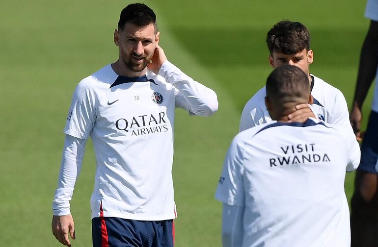 El argentino Lionel Messi (i), futbolista del PSG, en el entrenamiento del plantel en París.