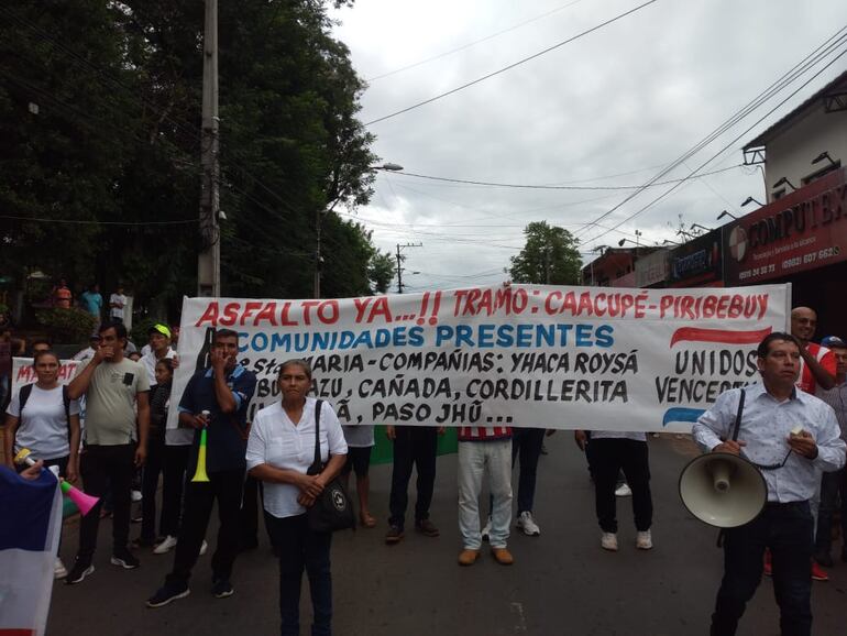 Pobladores de Caacupé expresaron su disconformidad y piden la construcción de un asfalto.