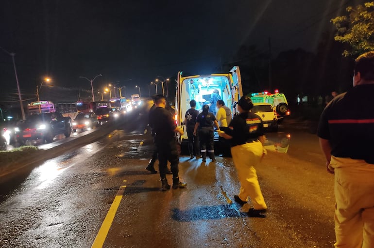 El motociclista fue llevado hasta el Hospital de Trauma en grave estado.