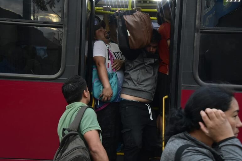 Reguladas que ponen en peligro a pasajeros del transporte público.