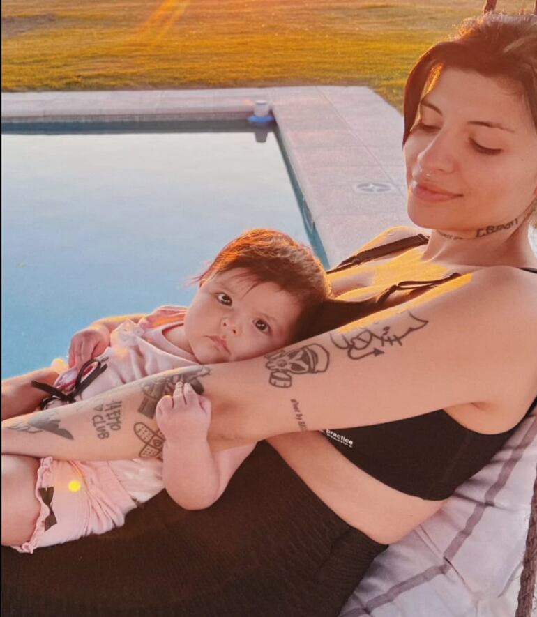 Orgullosa mamá. Cazzu con Inti en brazos disfrutando del verano. (Captura de la historia de Instagram de Nodal)