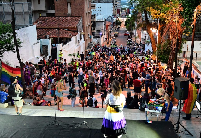 Centenares de personas reclamaron respeto a los derechos de la comunidad LGBTI (trans, lesbianas, gais, bisexuales e intersexuales) con una colorida marcha que este año arribó a su vigésimo aniversario, hoy en Asunción (Paraguay). 