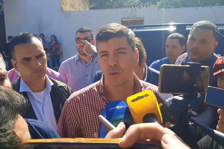 Presidente electo, Santiago Peña (ANR, HC), durante su declaración a los medios de prensa.