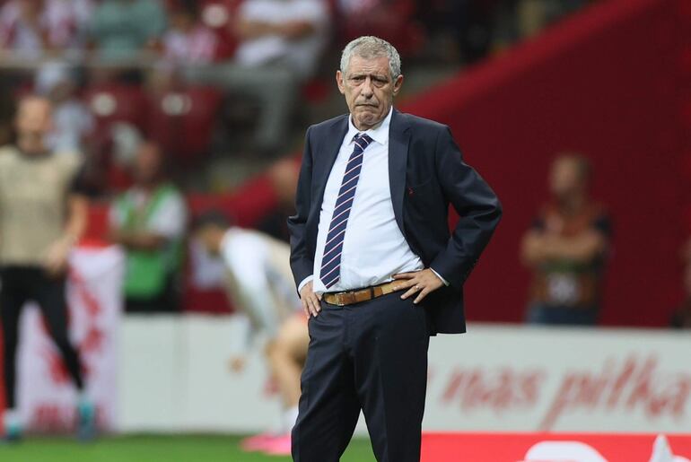 El entrenador polaco Fernando Santos reacciona durante el partido de fútbol del Grupo E de clasificación europea de la UEFA entre Polonia y las Islas Feroe en Varsovia, Polonia, el 7 de septiembre de 2023.