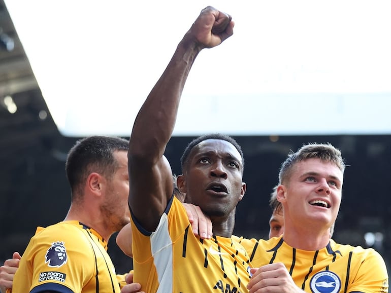 Danny Welbeck (c), jugador del Brighton, celebra un gol en el partido frente a Newcastle por la octava fecha de la Premier League en el St. James' Park, en Newcastle, Inglaterra.