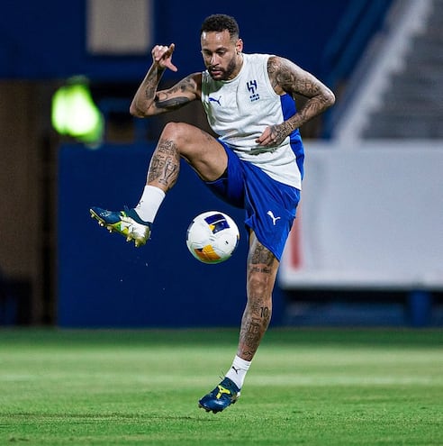 Neymar, durante la práctica con el Al Hilal de Arabia Saudí.