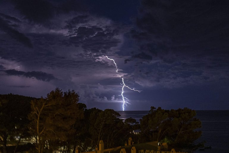 Imagen ilustrativa: una tormenta con descargas eléctricas.