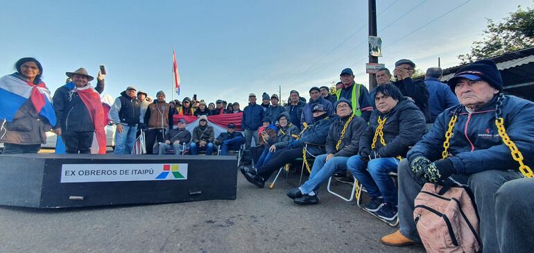 Los exobreros de Itaipú durante la movilización de este lunes.