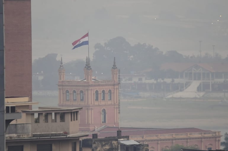 Vista del centro de Asunción, en la mañana de este lunes 9 de setiembre. Ante los grandes incendios del Chaco, la ciudad capital amaneció cubierta de humo.