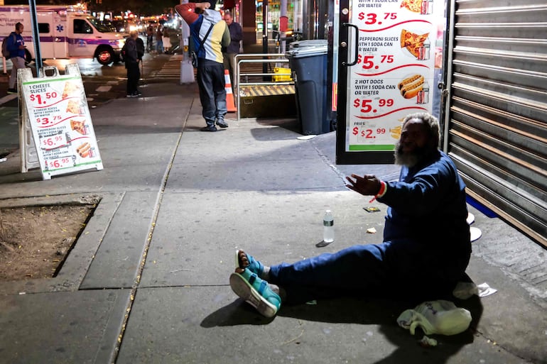 Un mendigo pide limosnas en la calle. Un hombre ha sido condenado a cuatro semanas de prisión condicional en Austria por llevarse alimentos de un contenedor de basura de un supermercado de Viena, según informó este martes el diario Der Standard. Foto ilustrativa.