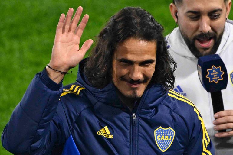 El nuevo jugador de Boca Juniors, el delantero uruguayo Edinson Cavani, saluda a los aficionados durante su presentación en el estadio La Bombonera de Buenos Aires el 31 de julio de 2023.
