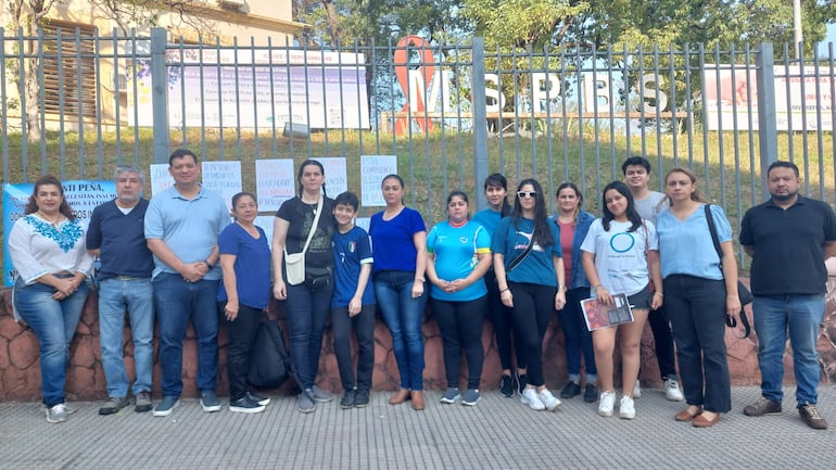 Padres de niños con diabetes se manifiestan frente al Ministerio de Asunción denunciando falta de insulina y médicos endocrinólogos