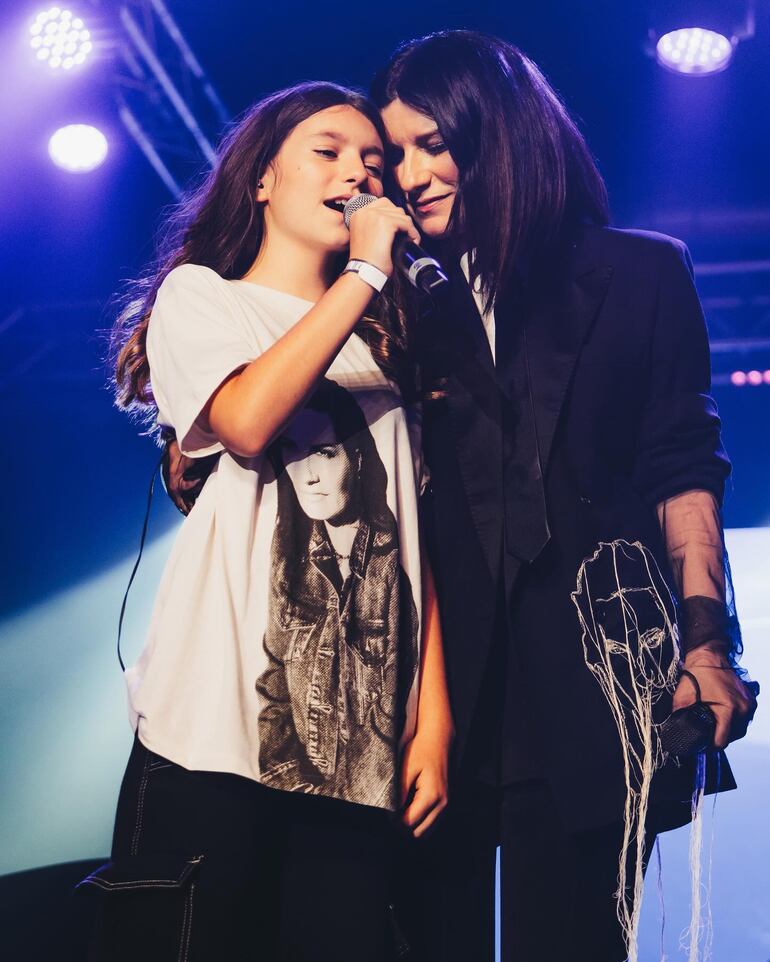 ¡Hermosa postal de madre e hija! Laura Pausini cantando con Paola Carta.
(Instagram/Laura Pausini)