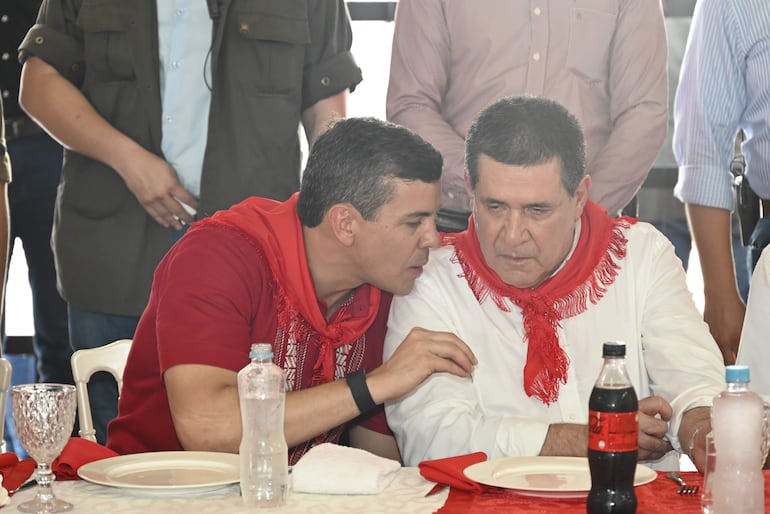 Santiago Peña y Horacio Cartes en un mitín político en Ciudad del Este. 