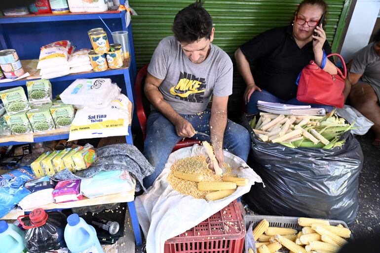 Vendedores reportaron una buena venta de choclo. Se trata de uno de los ingredientes principales de las comidas típicas de estos días santos, plato tradicional que se comparte en Semana Santa.