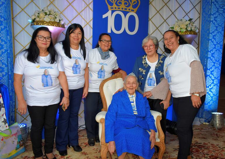 Doña Adela González, quien ostentó una corona en el festejo por si siglo de vida, junto a sus cinco hijas que llegaron de distintos puntos del país para celebrar su cumpleaños.