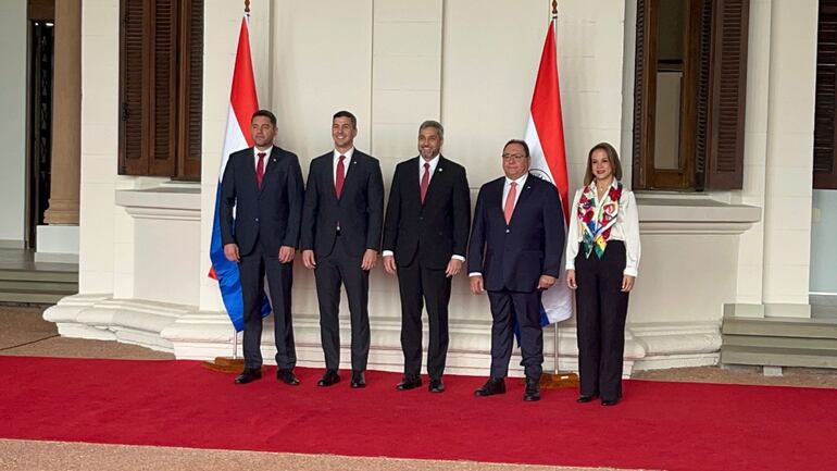 El vicepresidente electo, Pedro Alliana; el presidente electo, Santiago Peña; el mandatario actual, Mario Abdo Benítez; José Alberto Alderete y Lea Giménez, del equipo de transición del próximo gobierno.