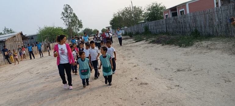 La comunidad de Puerto Esperanza cuenta con unas 350 familias de los Ishir. Los mismos piden se inicien los trabajos de construcción de la planta solar de energía, a fin de acceder a ese elemental servicio.