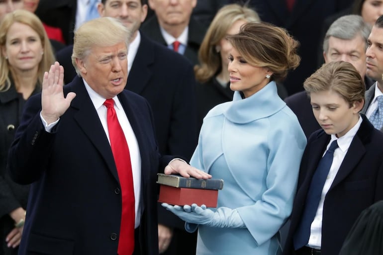 El expresidente de Estados Unidos, Donald Trump (d) volverá a jurar como mandatario en enero de 2025. En la foto con su esposa: Melania y el hijo de ambos, Barron Trump.