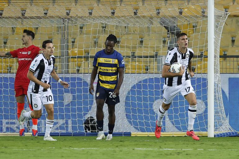 Parma (Italy), 15/09/2024.- Udinese's Lorenzo Lucca (R) celebrates a goal during the Italian Serie A soccer match Parma Calcio vs Udinese Calcio at Ennio Tardini stadium in Parma, Italy, 16 September 2024. (Italia) EFE/EPA/SERENA CAMPANINI
