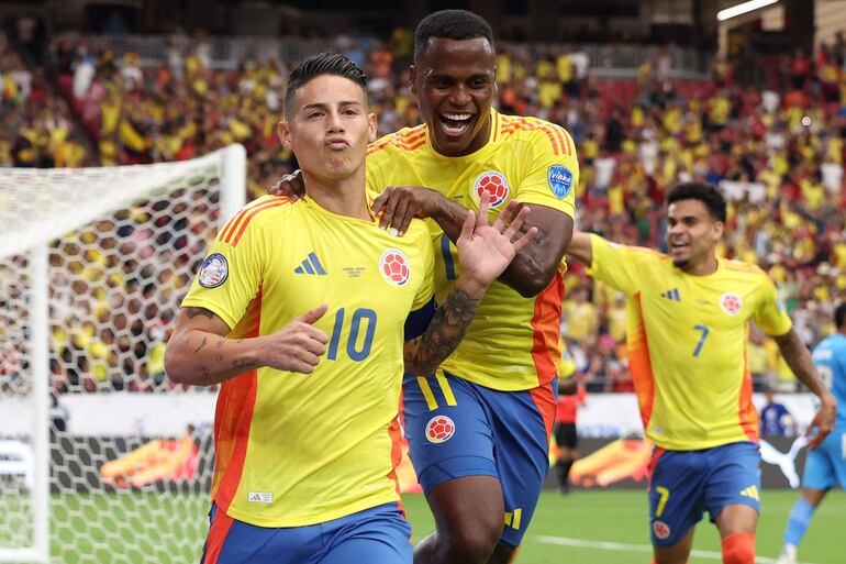 James Rodríguez, jugador de la selección de Colombia, celebra un gol en el partido frente a Panamá en los cuartos de final de la Copa América 2024 en el State Farm Stadium, en Glendale, Arizona.