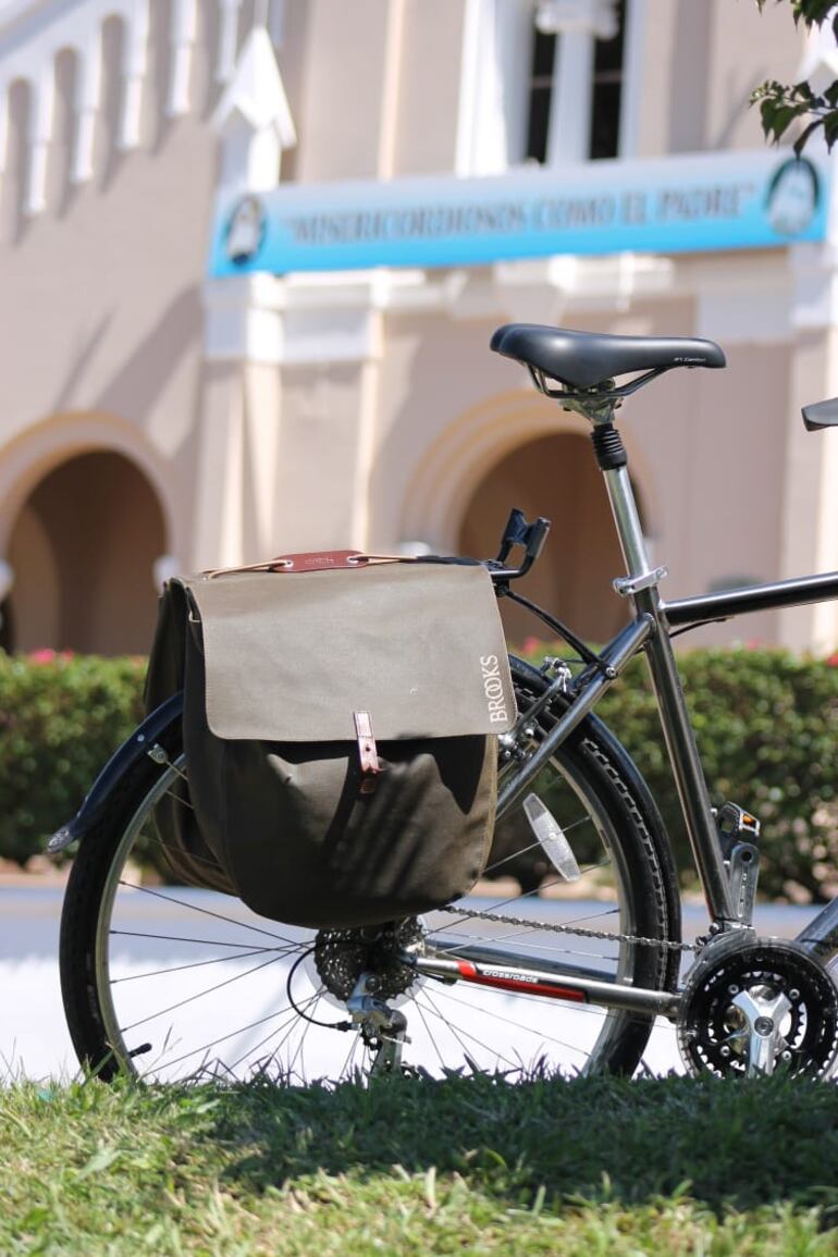 Frente a la iglesia de Areguá, una bici equipada con portabultos y alforja.