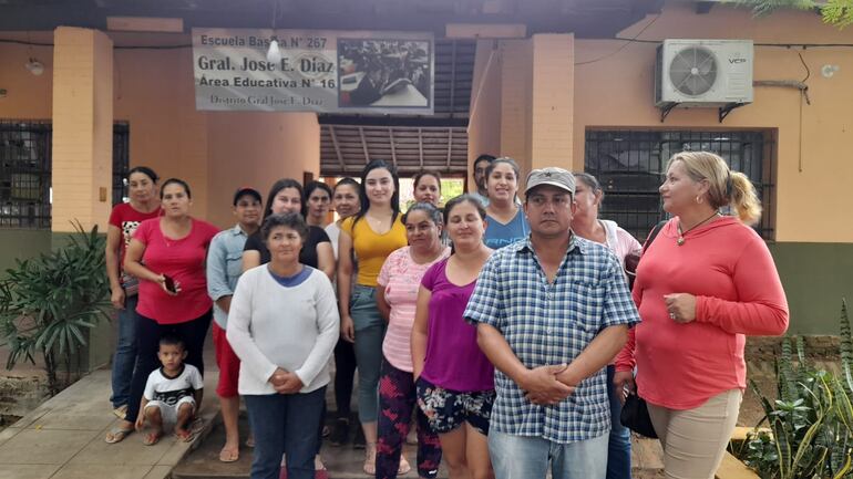 Alumnos de la Escuela Básica  N° 267 José Eduvigis Díaz están sin almuerzo escolar debido a supuesta falta de recursos de la Municipalidad de Gral. Díaz. Ante esa situación, los padres (foto) solicitan la suspensión de la modalidad escolaridad extendida.