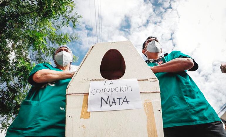 Médicos protestan por la falta de recursos y medicamentos para enfrentar el covid-19 frente al Hospital de Clínicas de San Lorenzo.