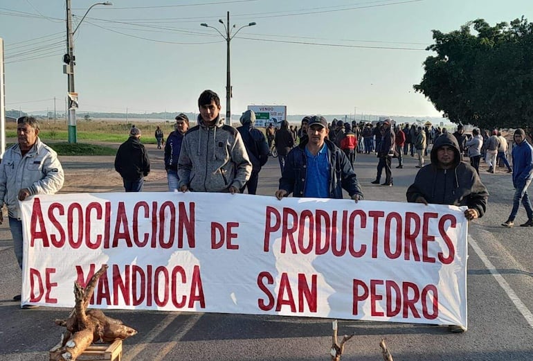 Productores de mandioca de San Pedro siguen movilizados en reclamo de un mejor precio por el producto.