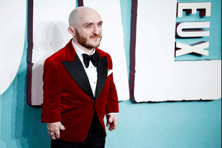 El actor inglés Leigh Gill también pasó por la red carpet londinense de "Joker: Folie À Deux". (BENJAMIN CREMEL / AFP)