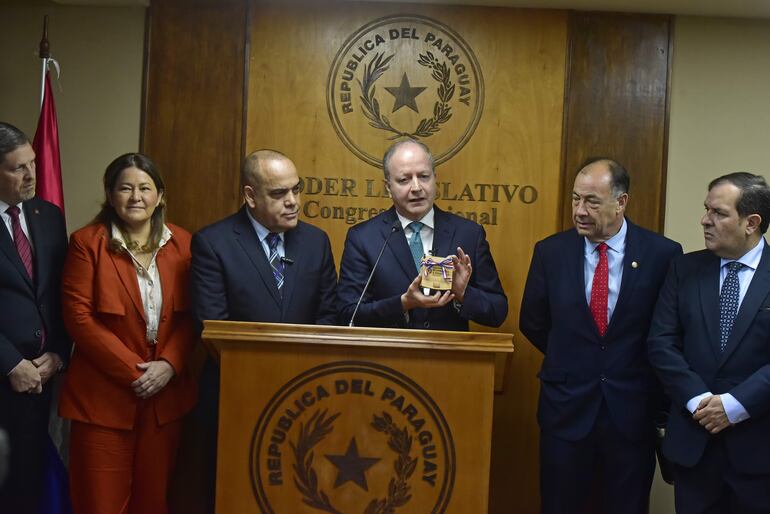 El ministro de Economía, Carlos Fernández Valdovinos, durante la entrega del proyecto de presupuesto 2025 al Congreso.