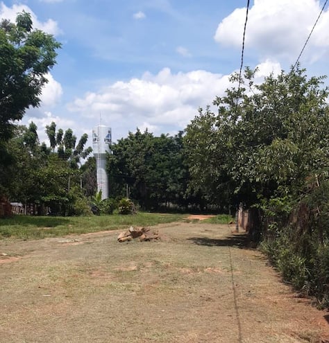 Algunos pobladores de Caraguatay cuentan con sus propios tanques por la escasez de agua.