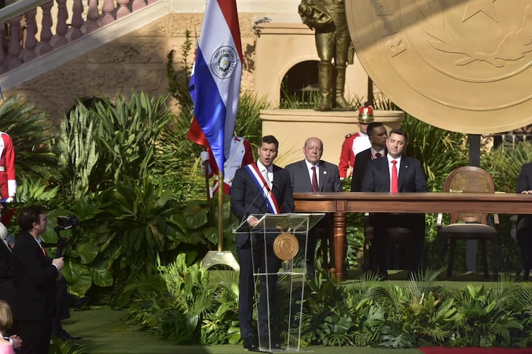 Discurso de Santiago Peña. De fondo, el vicepresidente Pedro Alliana.