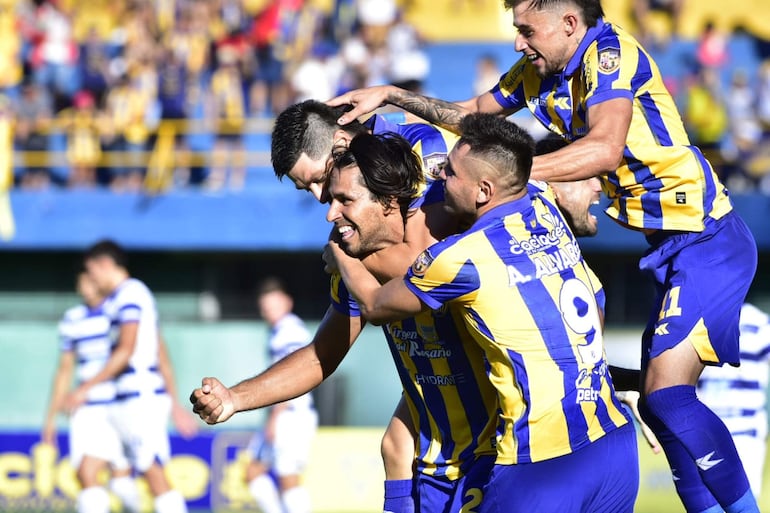 Jorge Benítez recibe el abrazo de Rodrigo Rojas, Alex Álvarez y Sergio Fretes, tras anotar el primer gol auriazul.