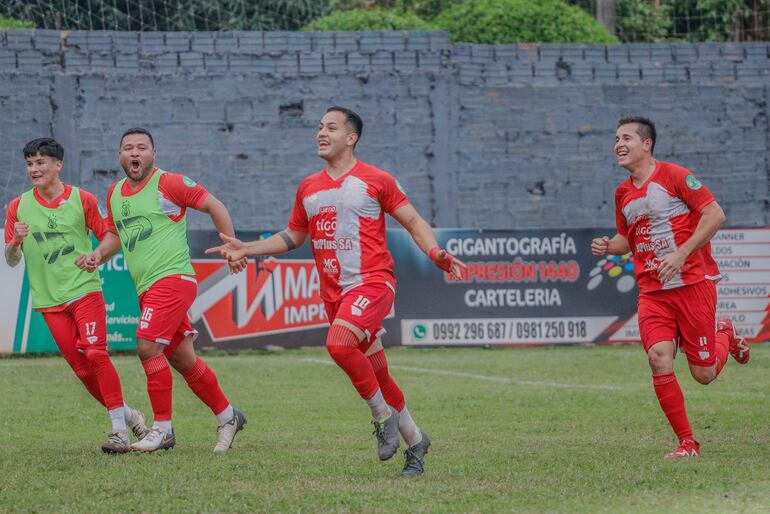 Elías Roberto Ré sale a festejar el tanto ganador acompañado por Kevin Giménez, Néstor Benítez y Osvaldo Núñez. (Foto: APF)