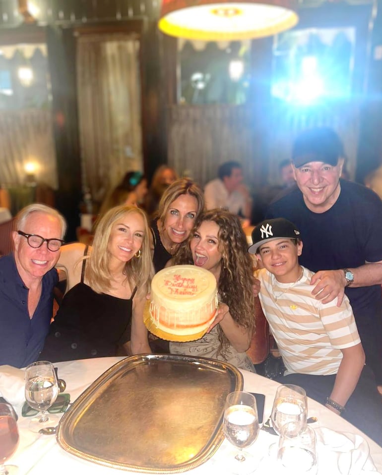 Thalía celebrando la vida rodeada de su marido Tommy Mottola, su hijo Matthew y amigos. (Instagram/Thalía)