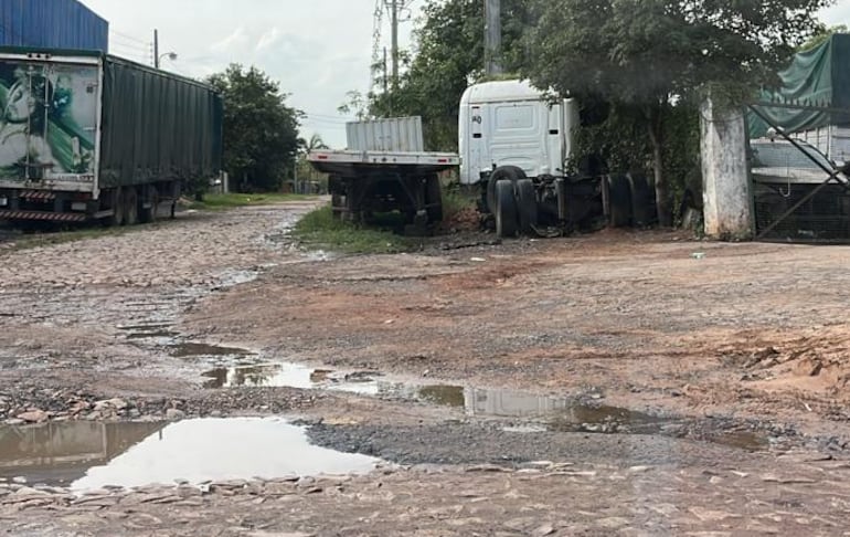 En cercanías se encuentra un taller de camiones.