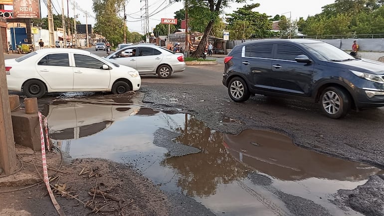 La Avda. Mcal. López y calle Casilda Insaurralde se encuentra en pésimas condiciones debido al deterioro del pavimento causado por las aguas servidas que son arrojadas a la calle.