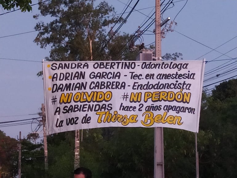 Manifestación de familiares y allegados de Thirza Portillo quienes exigen justicia para la niña que murió por la anestesia que le aplicaron en un consultorio odontológico.