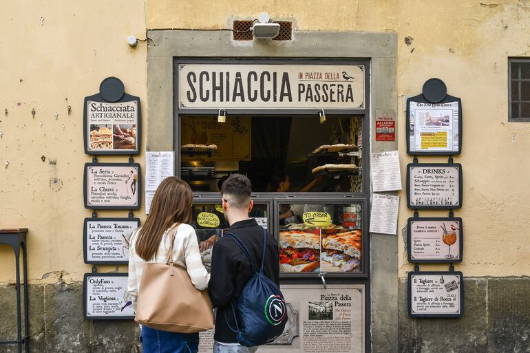 Eligiendo schiacciata en una típica trattoria toscana en Florencia, Italia.