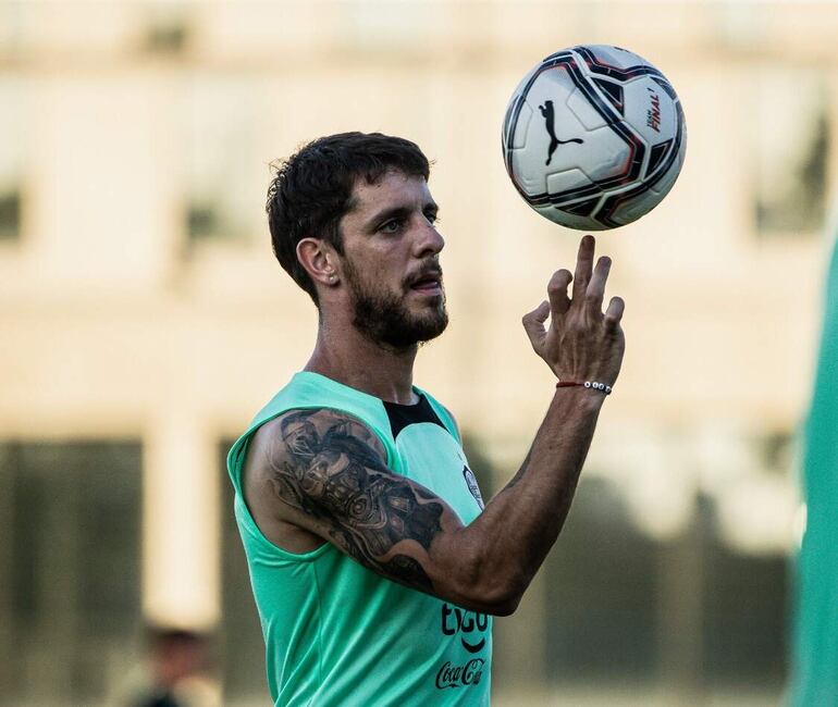 Alejandro Silva, futbolista de Olimpia, juega con el balón en el entrenamiento del plantel.