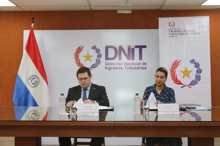 El director de la DNIT, Óscar Orué, y la ministra de Trabajo, Mónica Recalde, firmaron este jueves el convenio de cooperación.