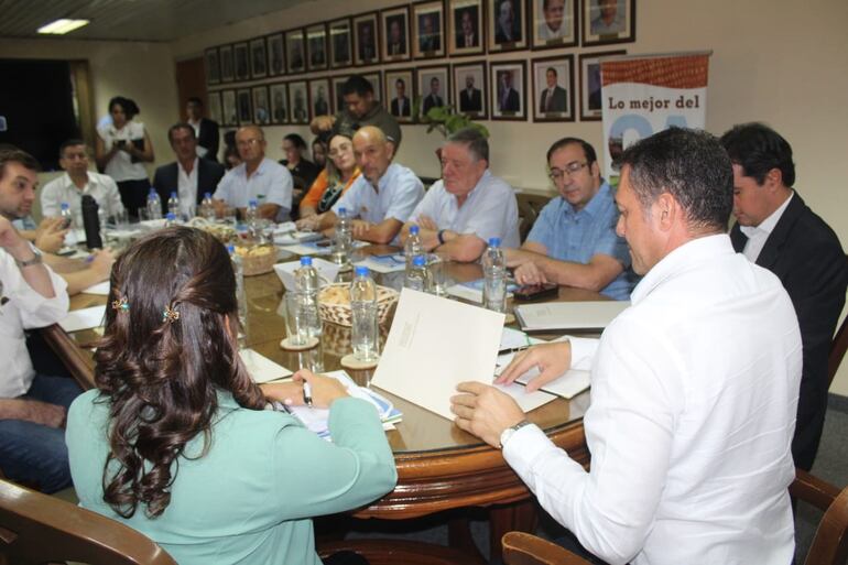 En la cabecera, el ministro de Agricultura, doctor Carlos Giménez, presidiendo la reunión del Consejo Asesor Agrario, este martes.